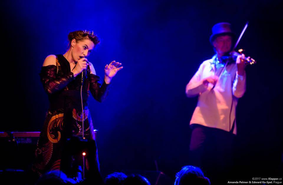 LIVE: Amanda Palmer už není kabaretní punkerka, stala se z ní uspávačka hadů