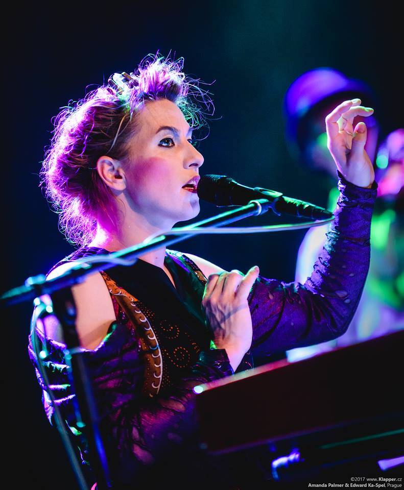LIVE: Amanda Palmer už není kabaretní punkerka, stala se z ní uspávačka hadů