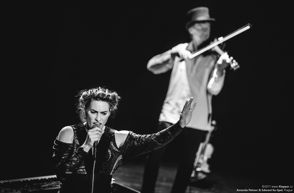 LIVE: Amanda Palmer už není kabaretní punkerka, stala se z ní uspávačka hadů