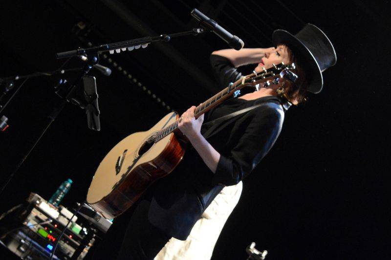 LIVE: Suzanne Vega v Praze oslnila něhou a intimitou, zpívala i o Václavu Havlovi