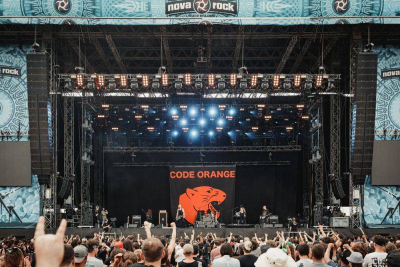 Nova Rock, den třetí - metalcorové hody se Sleeping With Sirens, objev Moose Blood a spojení Prophets Of Rage se System Of A Down