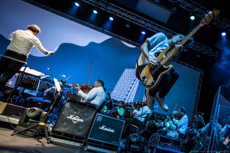 RECENZE: Tata Bojs spojením s orchestrem nezpůsobili revoluci, ale své posluchače potěší