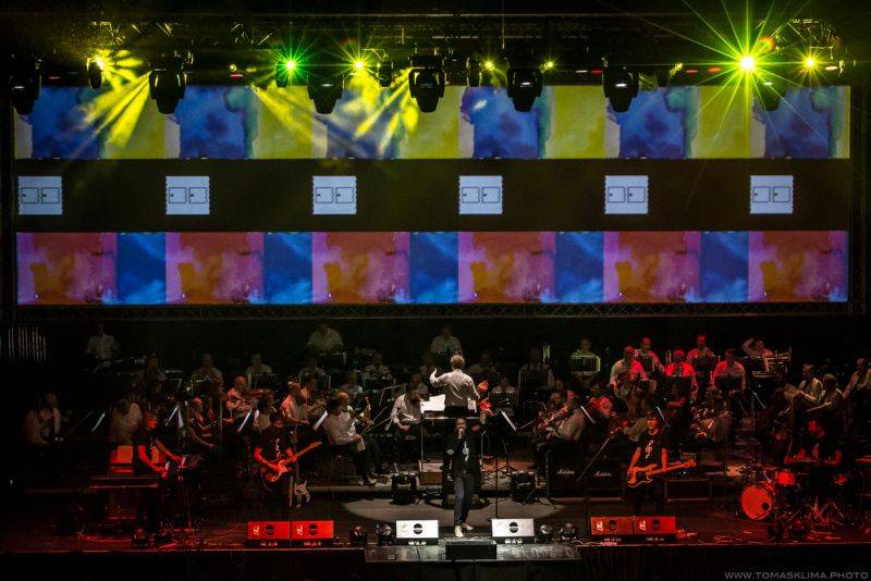 RECENZE: Tata Bojs spojením s orchestrem nezpůsobili revoluci, ale své posluchače potěší