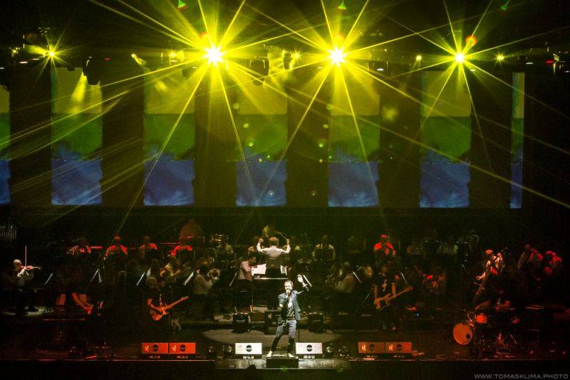 RECENZE: Tata Bojs spojením s orchestrem nezpůsobili revoluci, ale své posluchače potěší