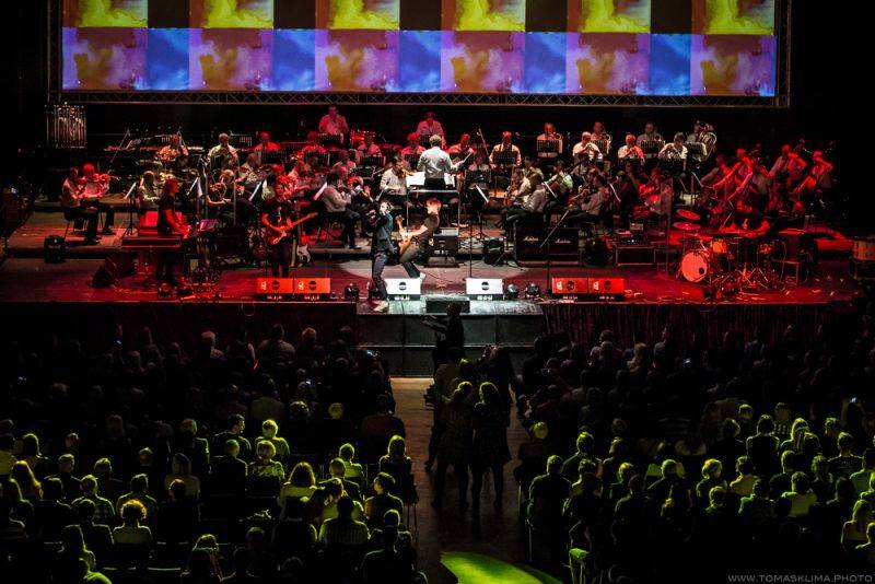 RECENZE: Tata Bojs spojením s orchestrem nezpůsobili revoluci, ale své posluchače potěší