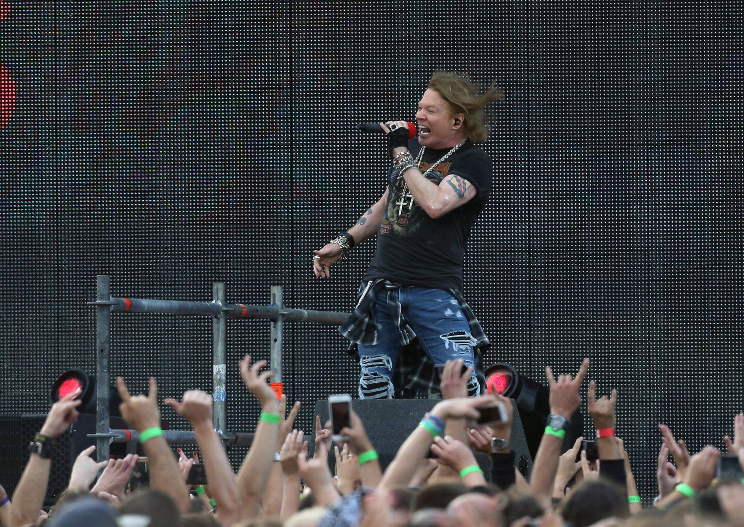 LIVE: Guns N' Roses v Praze aneb Rockoví mohykáni uctívají rockové mohykány