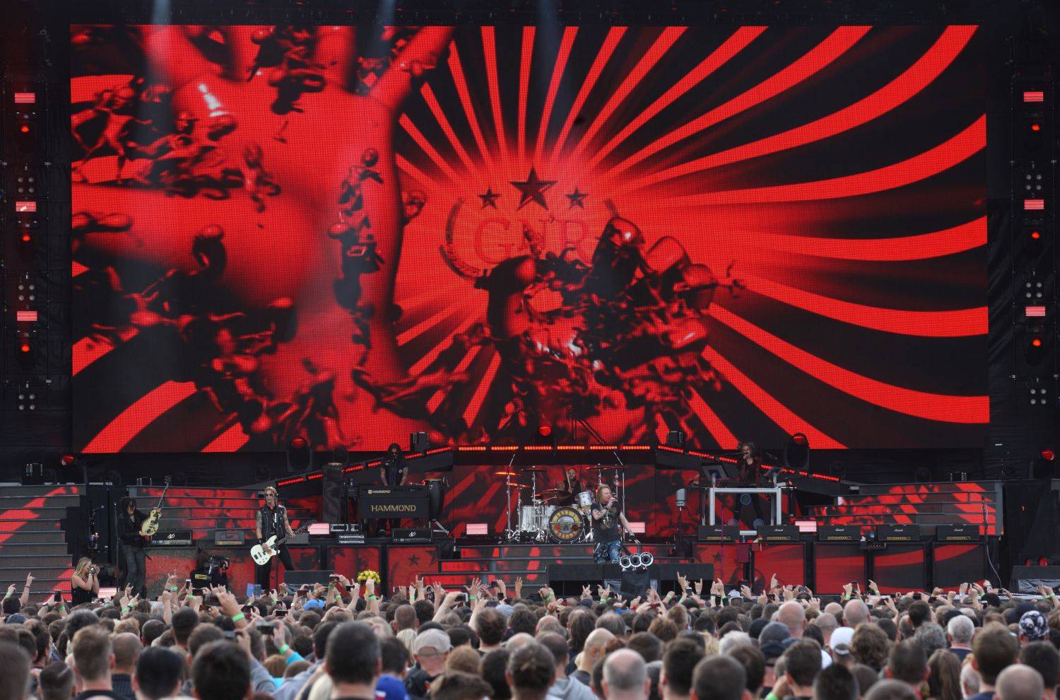 LIVE: Guns N' Roses v Praze aneb Rockoví mohykáni uctívají rockové mohykány