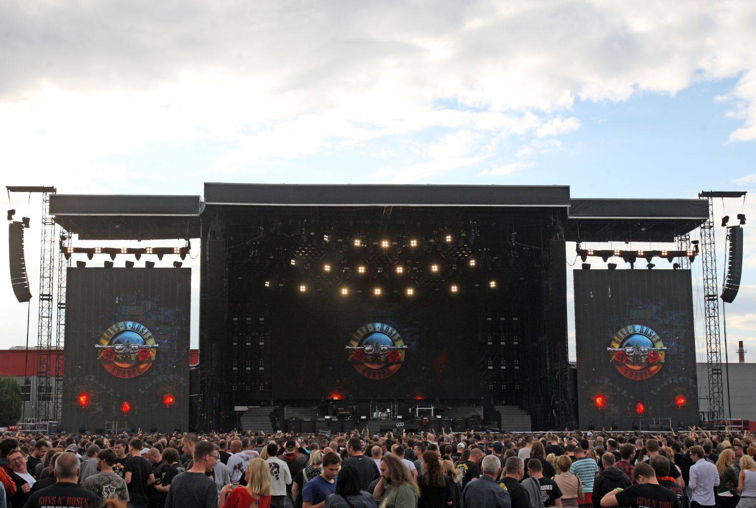 LIVE: Guns N' Roses v Praze aneb Rockoví mohykáni uctívají rockové mohykány