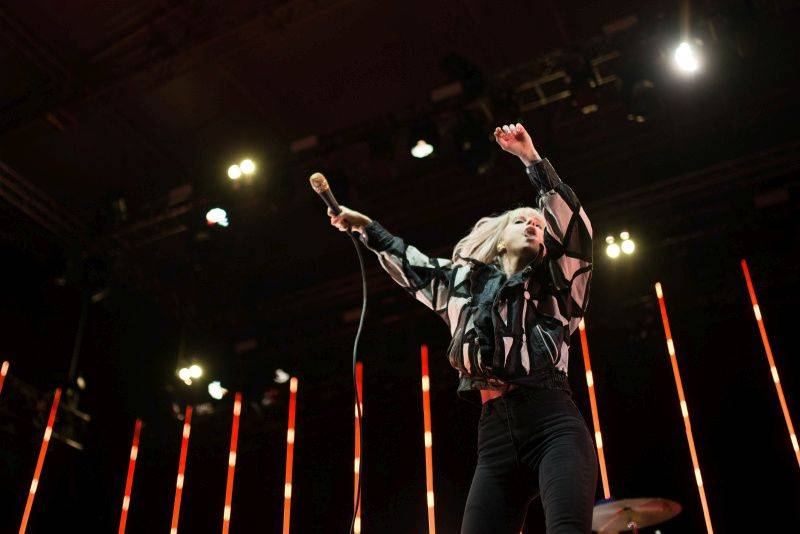 LIVE: Paramore se nezalekli ani deště, naživo jejich nový zvuk funguje