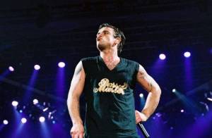 RETRO: Když zpíval Robbie Williams v roce 2003 poprvé v Praze, pop povýšil na královskou zábavu