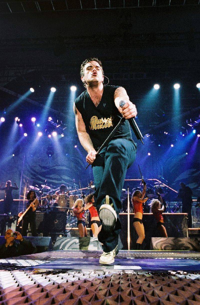 RETRO: Když zpíval Robbie Williams v roce 2003 poprvé v Praze, pop povýšil na královskou zábavu