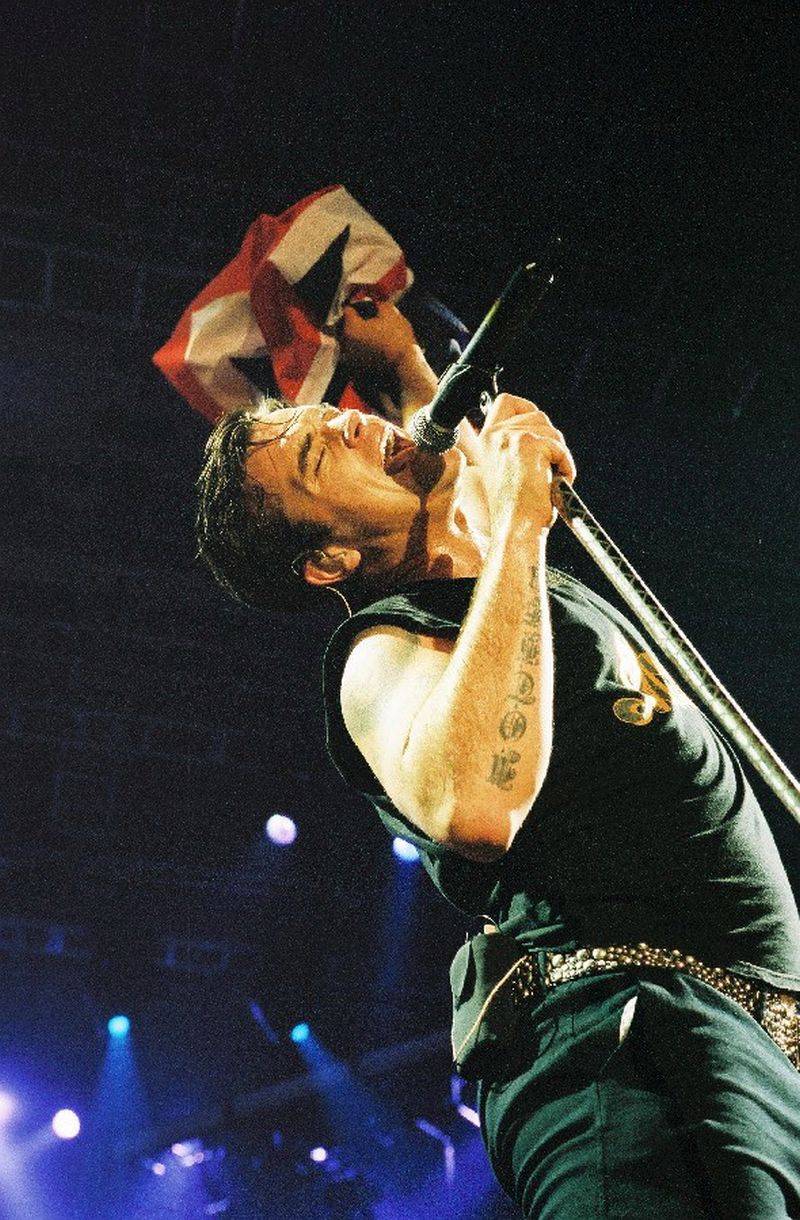 RETRO: Když zpíval Robbie Williams v roce 2003 poprvé v Praze, pop povýšil na královskou zábavu