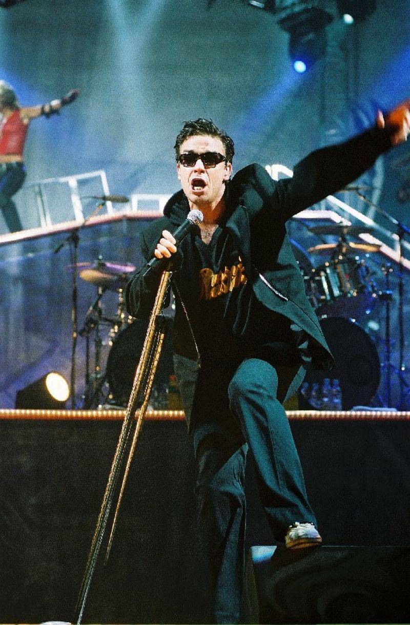 RETRO: Když zpíval Robbie Williams v roce 2003 poprvé v Praze, pop povýšil na královskou zábavu