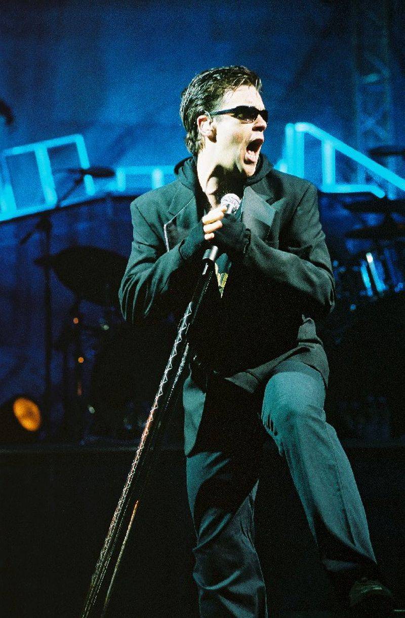 RETRO: Když zpíval Robbie Williams v roce 2003 poprvé v Praze, pop povýšil na královskou zábavu