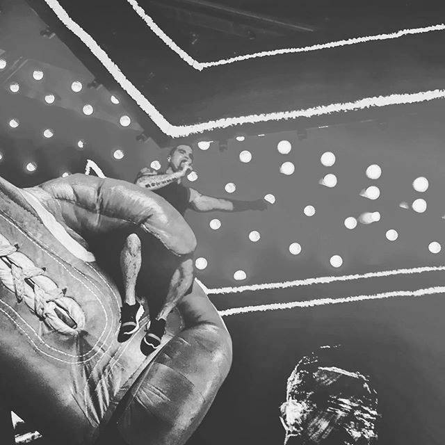 LIVE: Robbie Williams svou famózní show ohromil Prahu, zazpíval si i duet se svou manželkou