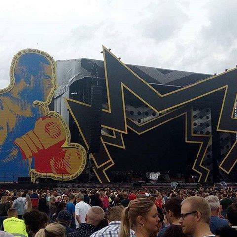 LIVE: Robbie Williams svou famózní show ohromil Prahu, zazpíval si i duet se svou manželkou