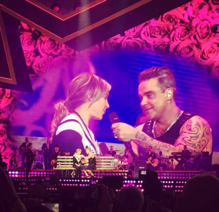 LIVE: Robbie Williams svou famózní show ohromil Prahu, zazpíval si i duet se svou manželkou