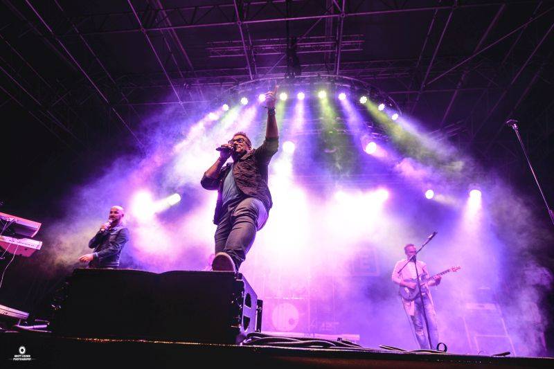 LIVE: Na Okoři se sešly legendy Václav Neckář či Miro Žbirka, zahráli i Eddie Stoilow nebo No Name