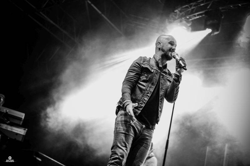 LIVE: Na Okoři se sešly legendy Václav Neckář či Miro Žbirka, zahráli i Eddie Stoilow nebo No Name