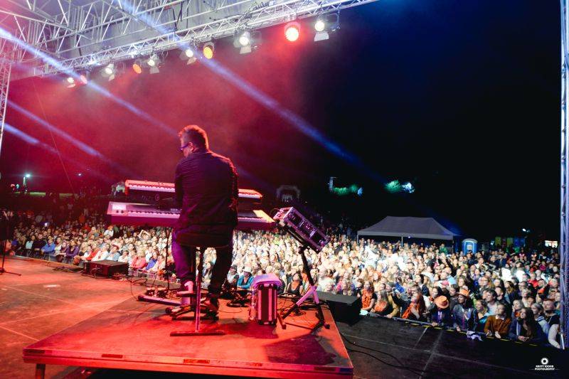 LIVE: Na Okoři se sešly legendy Václav Neckář či Miro Žbirka, zahráli i Eddie Stoilow nebo No Name