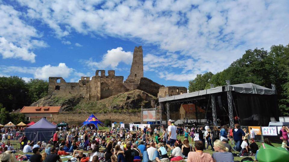 LIVE: Na Okoři se sešly legendy Václav Neckář či Miro Žbirka, zahráli i Eddie Stoilow nebo No Name
