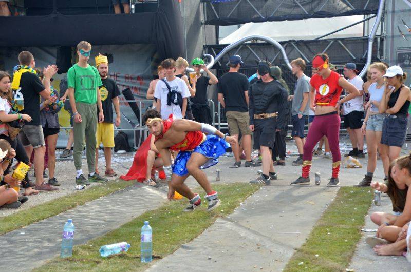 LIVE: The Offspring si na Frequency hráli na hasiče, objevem byl JP Cooper