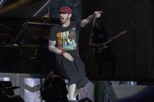 LIVE: Britský Reading festival - Eminem kritizující Trumpa, Muse po boku Briana Johnsona a zakázané ananasy