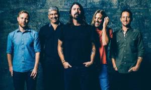 RECENZE: Foo Fighters i z mála dělají zemětřesení