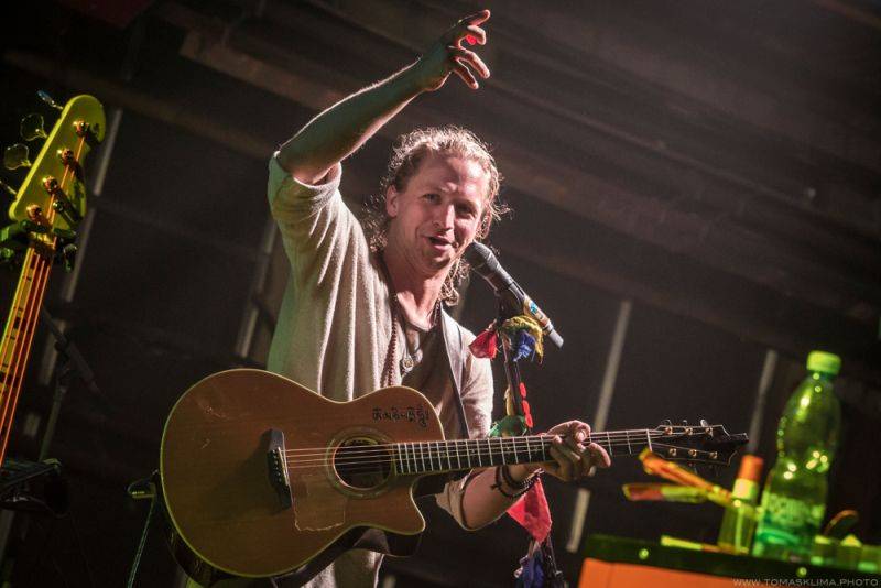 LIVE: Tomáš Klus napojil celou Pragovku, během koncertu oslavoval pravdu a lásku