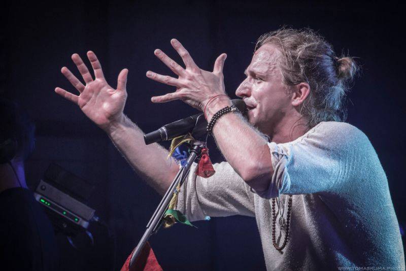 LIVE: Tomáš Klus napojil celou Pragovku, během koncertu oslavoval pravdu a lásku