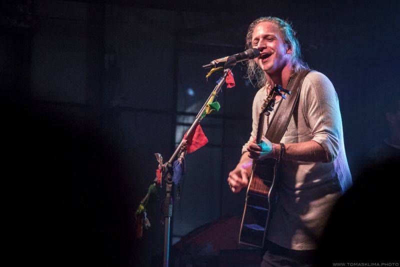 LIVE: Tomáš Klus napojil celou Pragovku, během koncertu oslavoval pravdu a lásku