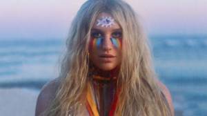 RECENZE: Kesha na albu Rainbow končí s nenávistí