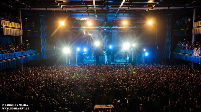 LIVE: Machine Gun Kelly zahalil Forum Karlín do marihuanového dýmu