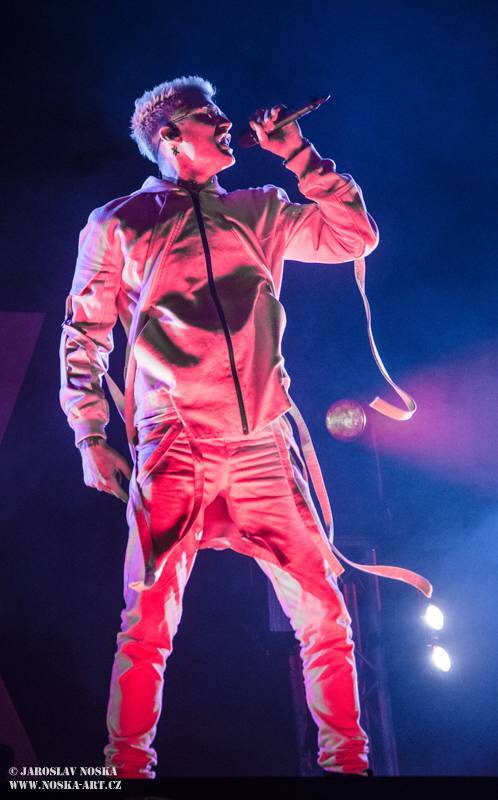 LIVE: Machine Gun Kelly zahalil Forum Karlín do marihuanového dýmu