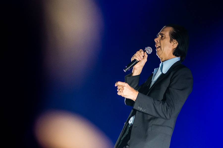 LIVE: Nick Cave & The Bad Seeds v Praze recitovali básně o pekle i o Bohu