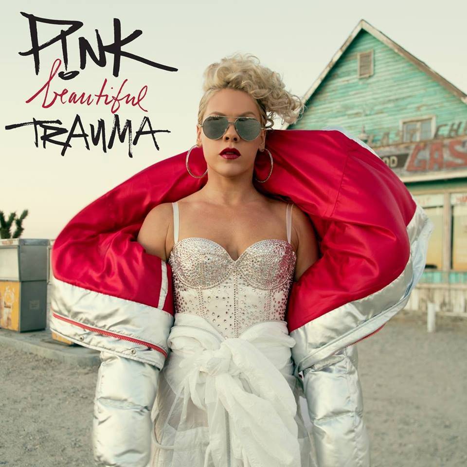 RECENZE: Pink na albu Beautiful Trauma plave po proudu dnešního popu, období rebelie má už za sebou