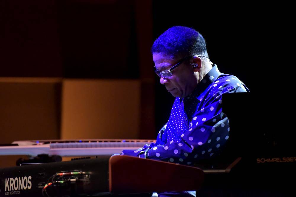 LIVE: Herbie Hancock ve Foru Karlín osobitě poodhalil krásy jazzu