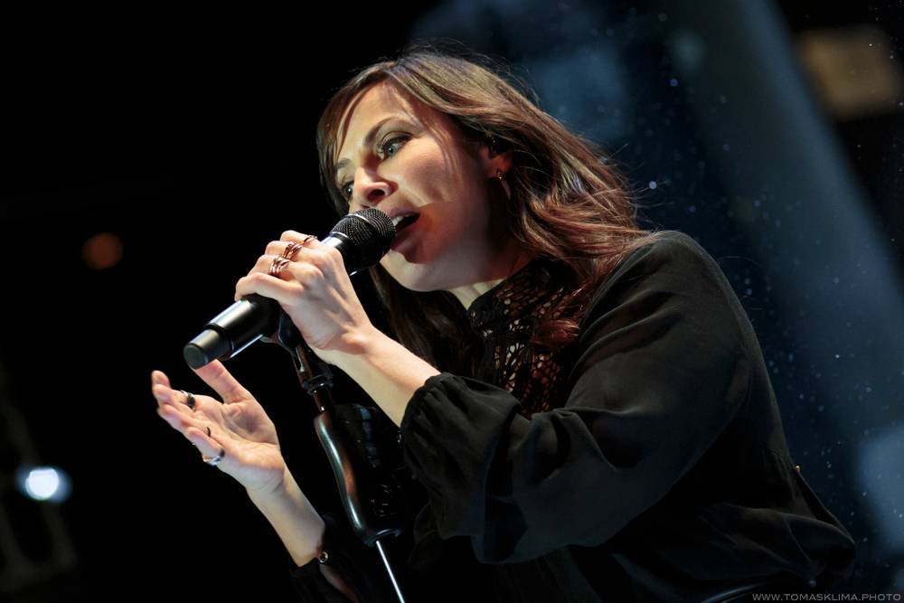 LIVE: Natalie Imbruglia v Praze bez křeče vzpomínala na dobu své největší slávy