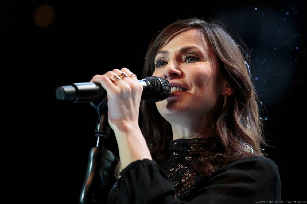 LIVE: Natalie Imbruglia v Praze bez křeče vzpomínala na dobu své největší slávy