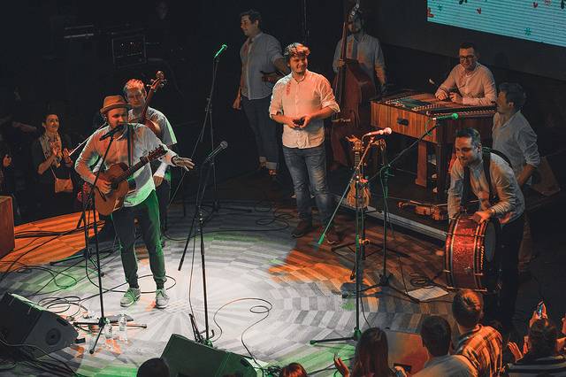 LIVE: Voxel s cimbálovou muzikou za zády v Praze diváky roztančil vlastními písněmi i lidovkami
