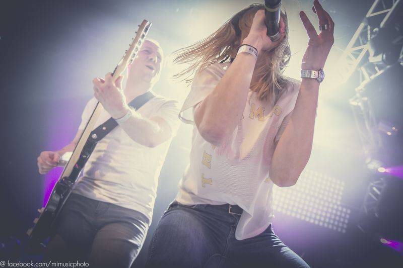 LIVE: Skyline ve vyprodané Roxy naplno rozpoutali svoji džungli. Nechyběli dárky, sníh a MC NuC