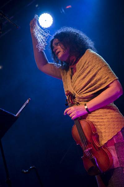 LIVE: Iva Bittová, Lenka Dusilová a Monika Načeva - mezi elektronikou a šamanismem 