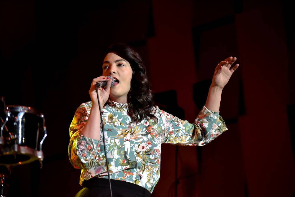 LIVE: Caro Emerald přijela poprvé do Prahy. Ve Foru Karlín rozpoutala swingovou horečku