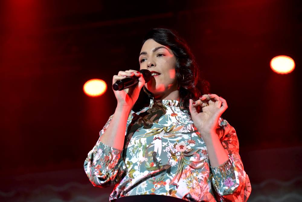 LIVE: Caro Emerald přijela poprvé do Prahy. Ve Foru Karlín rozpoutala swingovou horečku