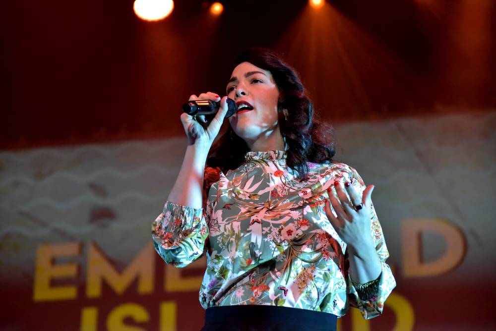 LIVE: Caro Emerald přijela poprvé do Prahy. Ve Foru Karlín rozpoutala swingovou horečku
