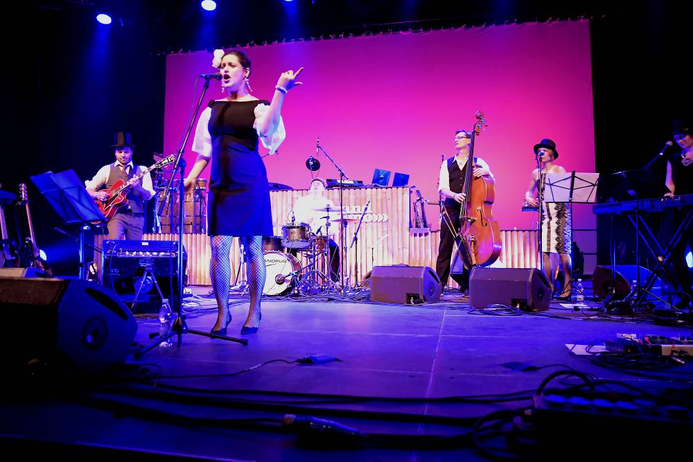 LIVE: Caro Emerald přijela poprvé do Prahy. Ve Foru Karlín rozpoutala swingovou horečku