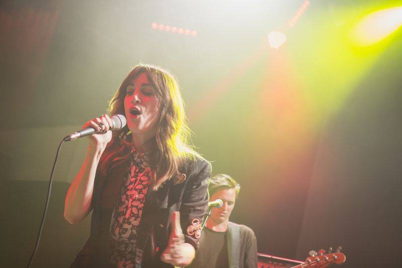 LIVE: Klara & The Pop oslavila MDŽ koncertem. Prahu svezla na taneční vlně