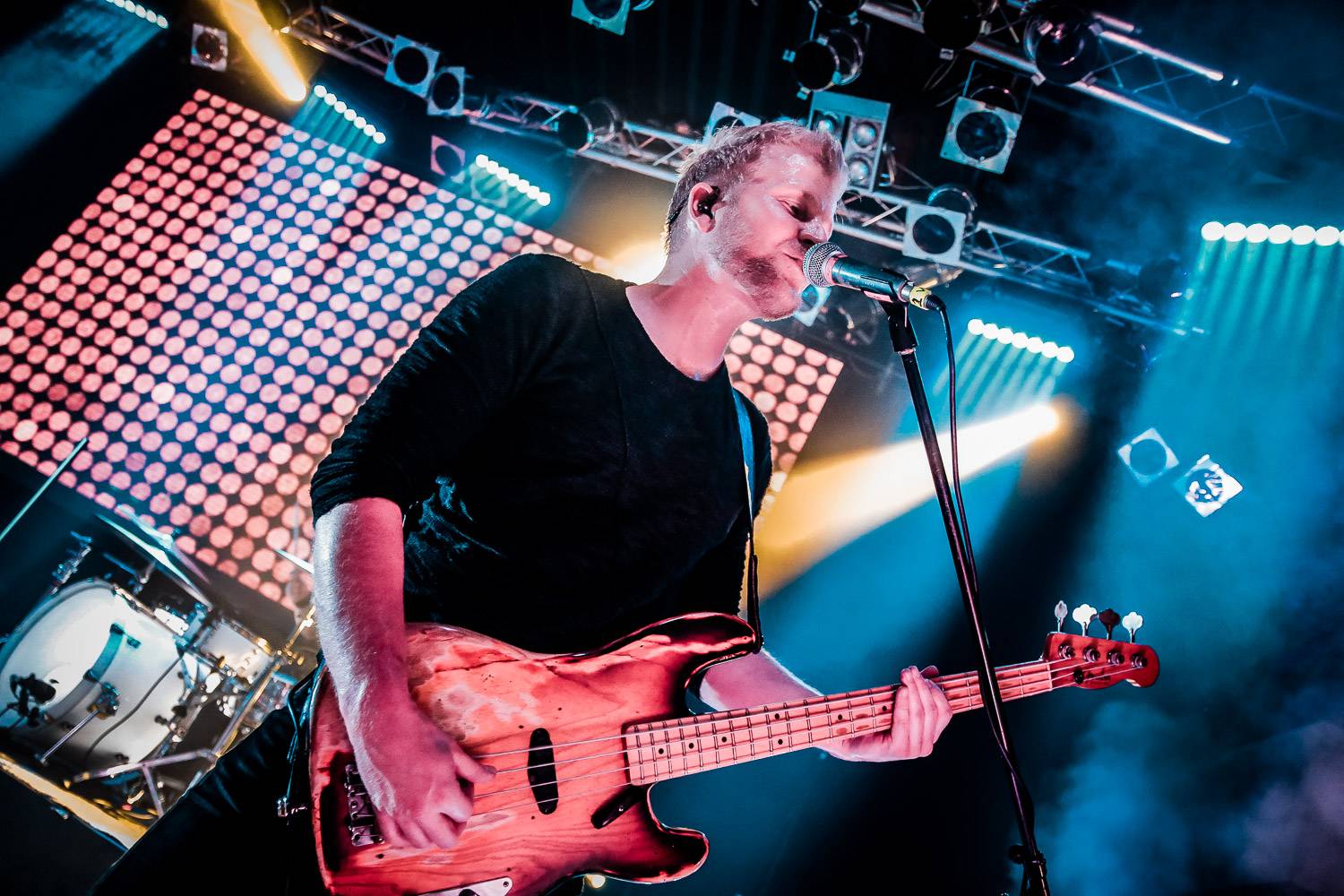 LIVE: Poetika v pražském Lucerna Music Baru zářila, Mirai víc nudili než bavili