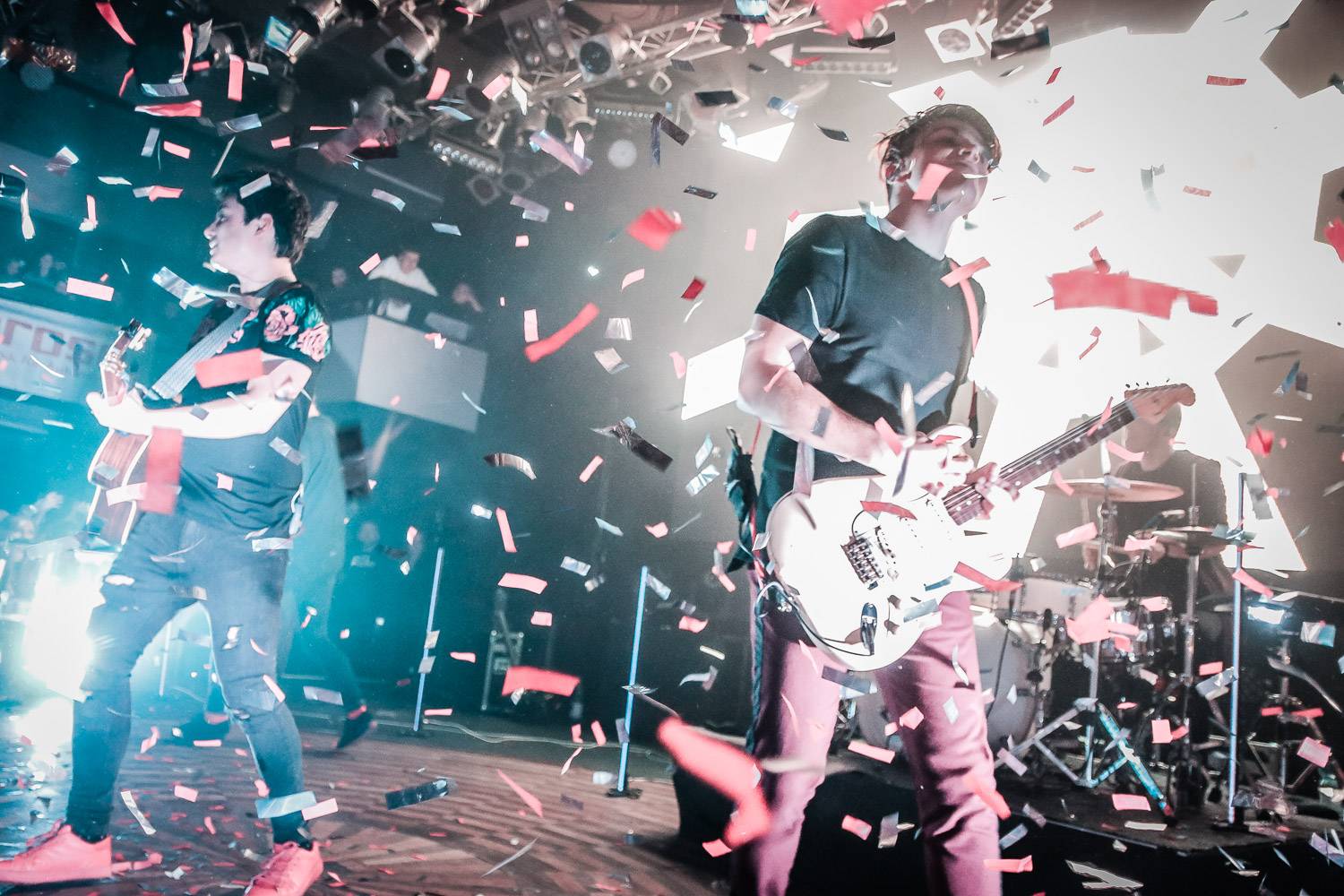 LIVE: Poetika v pražském Lucerna Music Baru zářila, Mirai víc nudili než bavili