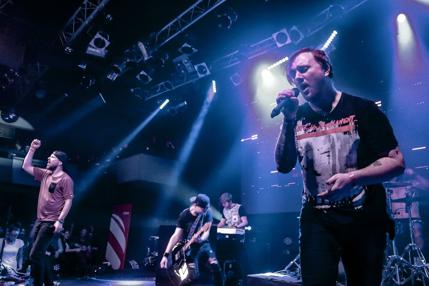 LIVE: Poetika v pražském Lucerna Music Baru zářila, Mirai víc nudili než bavili